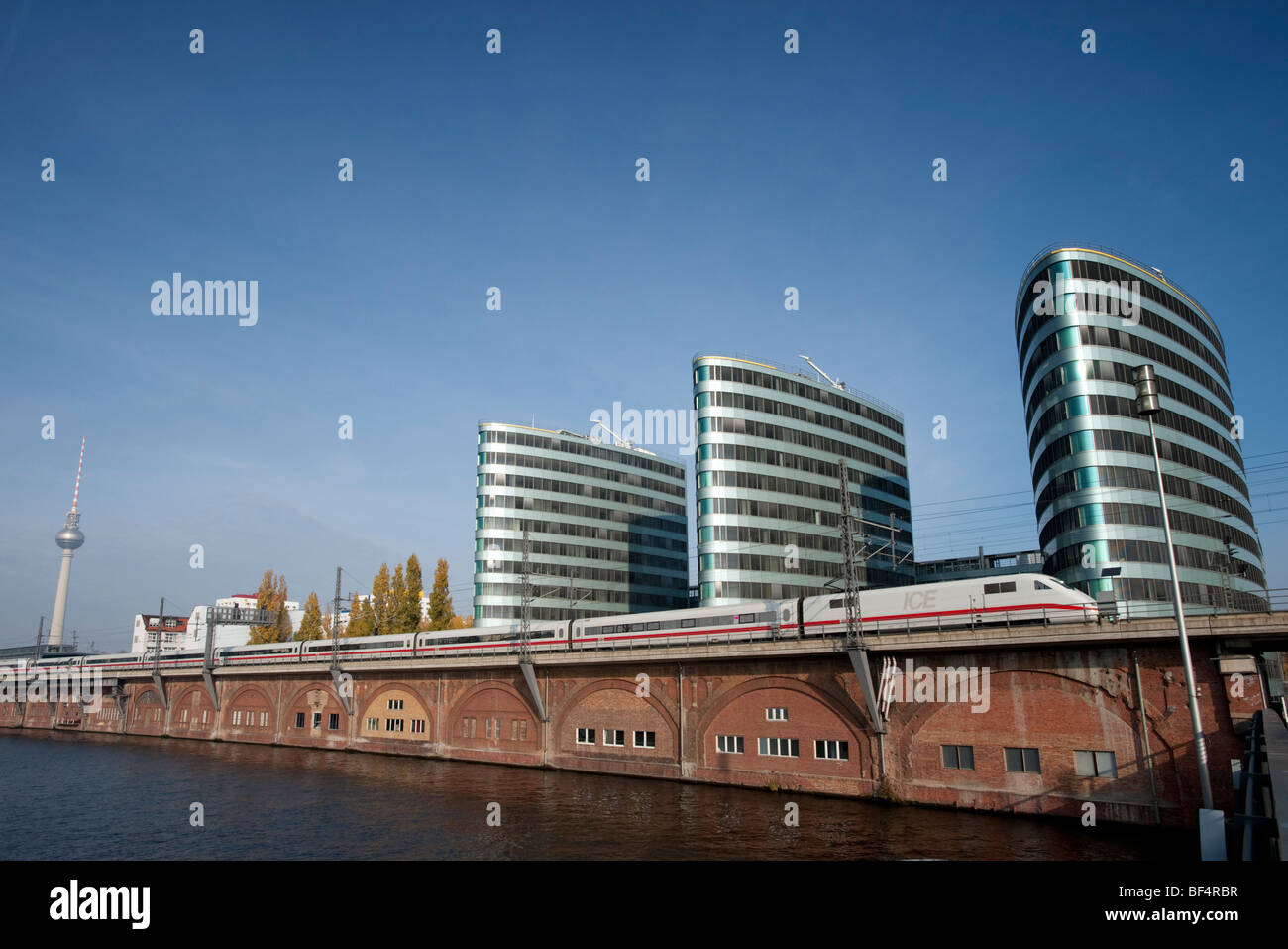 Skyline di Berlino con TRIAS moderni edifici per uffici accanto al fiume Sprea e la torre della TV verso la parte posteriore Foto Stock