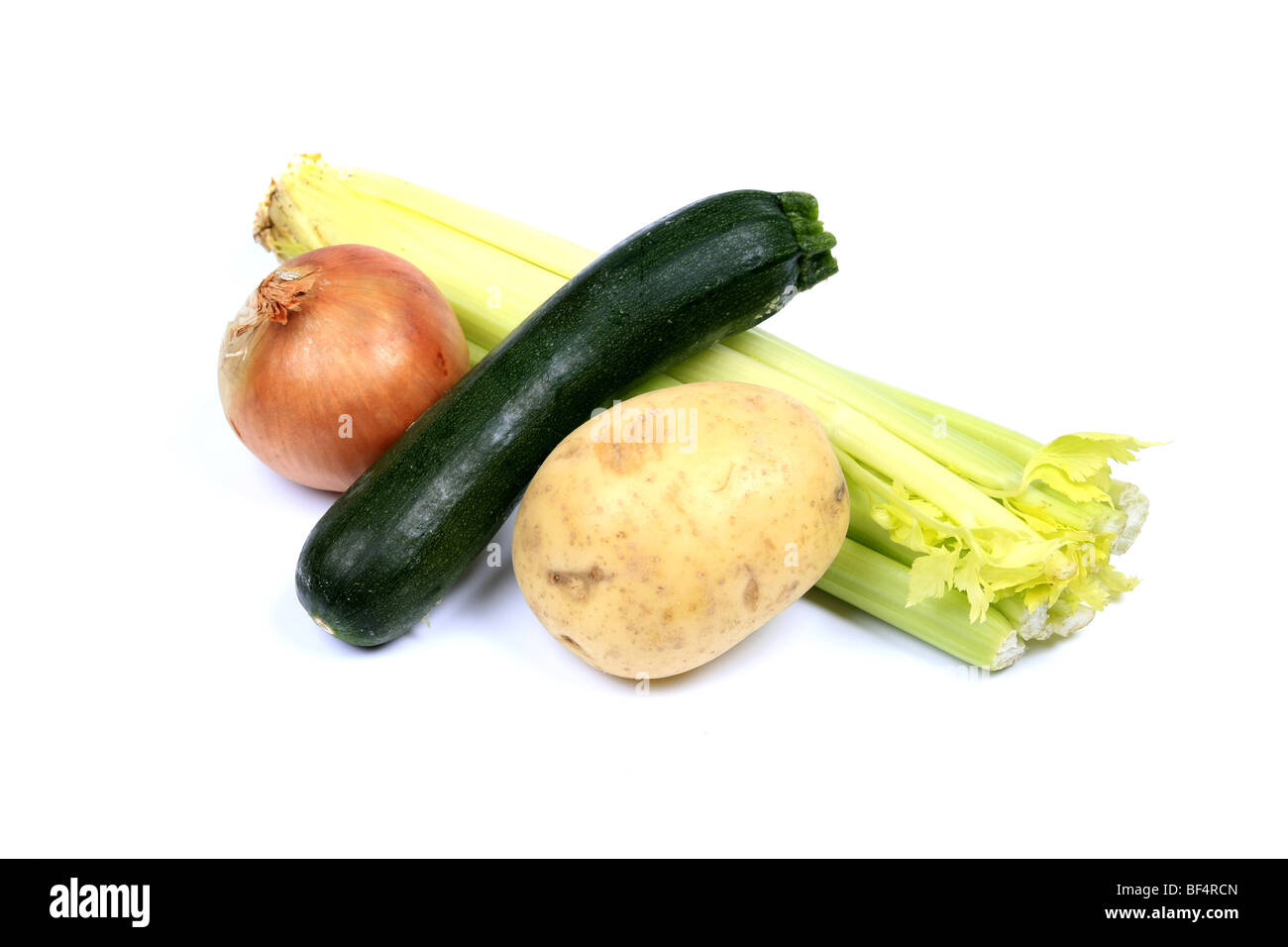 Verdure ora disponibile nei nostri negozi - onion di patate e sedano Zucchine Zucchine o Foto Stock