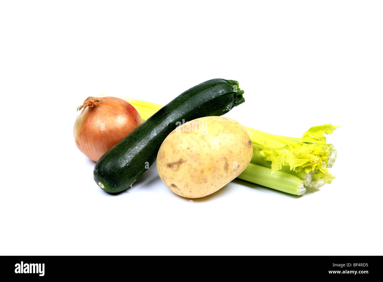 Verdure ora disponibile nei nostri negozi - onion di patate e sedano Zucchine Zucchine o Foto Stock