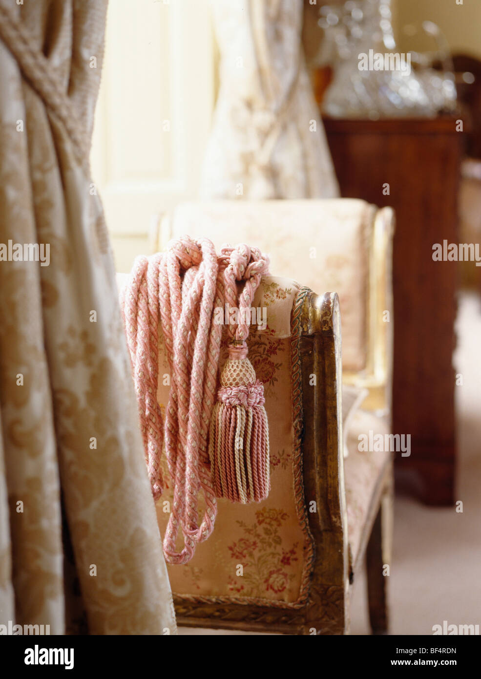 Close-up accanto a pink tie-dorsi con nappe sulla chaise-longue Foto Stock
