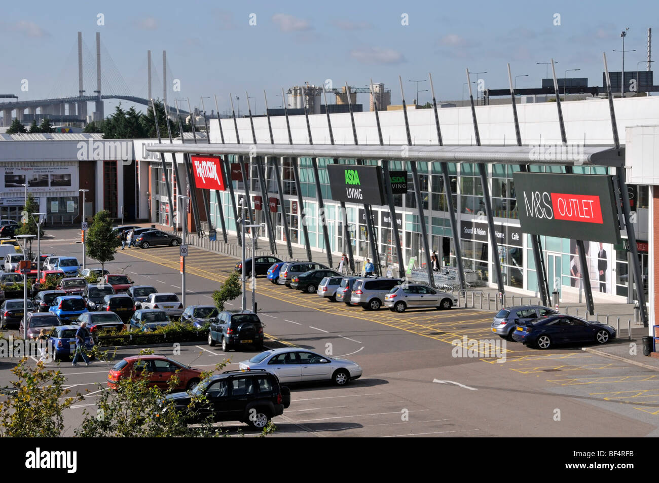 Il Junction Retail Park offre parcheggio gratuito e negozi accanto alle strade di collegamento dell'autostrada M25 sul ponte sul fiume Dartford Thurrock Essex Inghilterra Regno Unito Foto Stock