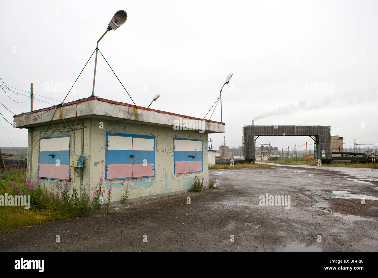 Abbandonata la sicurezza hut all'industria estrattiva del carbone site Ingresso, Vorkuta, Repubblica di Komi, Arctic Russia Foto Stock