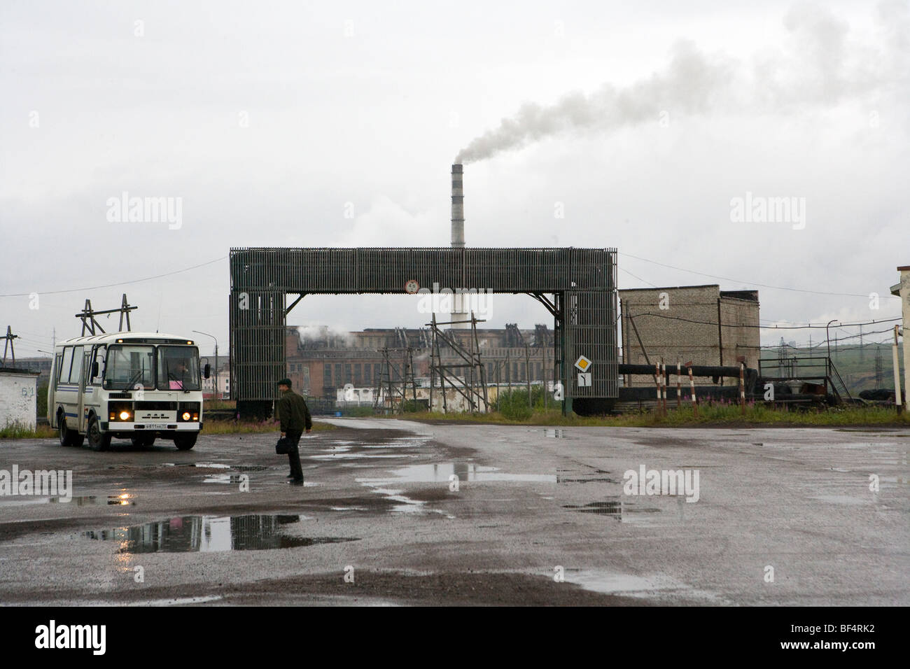 Paesaggio industriale con il minatore voce per autobus alla miniera di carbone di ingresso, Vorkuta, Repubblica di Komi, Arctic Russia Foto Stock