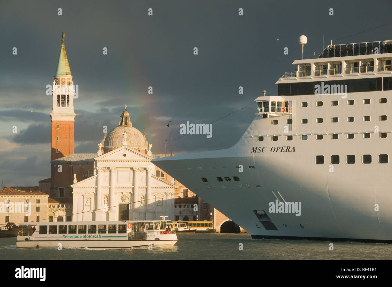 L'Italia, Venezia, Vaporetto e MSC opera la nave di crociera passano chiesa di San Giorgio Maggiore, tramonto con Rainbow Foto Stock