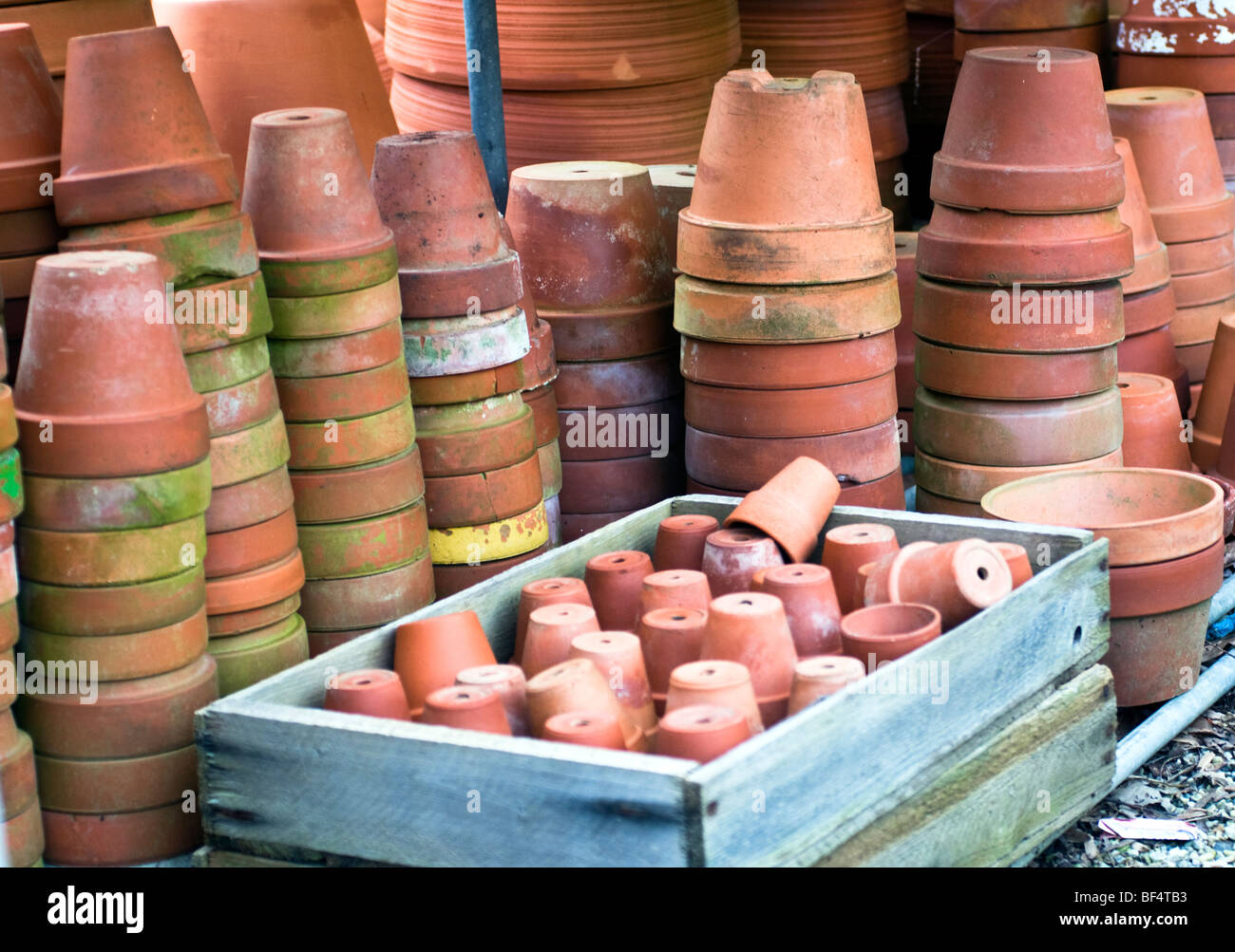 La terracotta fioriere senza impianti impilati in righe. Foto Stock