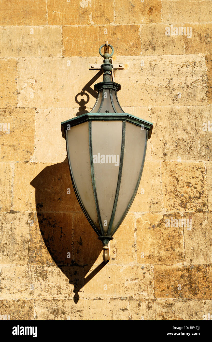 La vecchia strada lampada su una parete, High Street, Chipping Campden, Gloucestershire, England, Regno Unito, Europa Foto Stock