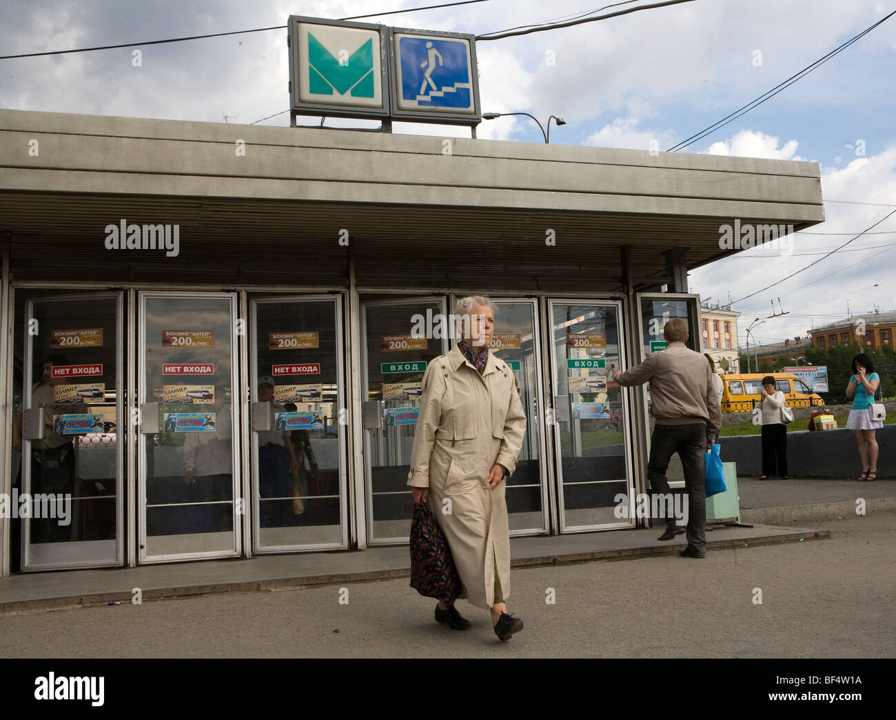Anziani Pendolari femmina uscendo dalla stazione della metropolitana di Ekaterinburg in Russia Foto Stock