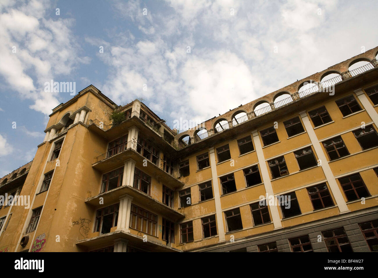 Ospedale costruito originariamente per NKVD, in seguito chiamato centrale Ospedale Clinico, ormai abbandonato, Ekaterinburg, Russia Foto Stock