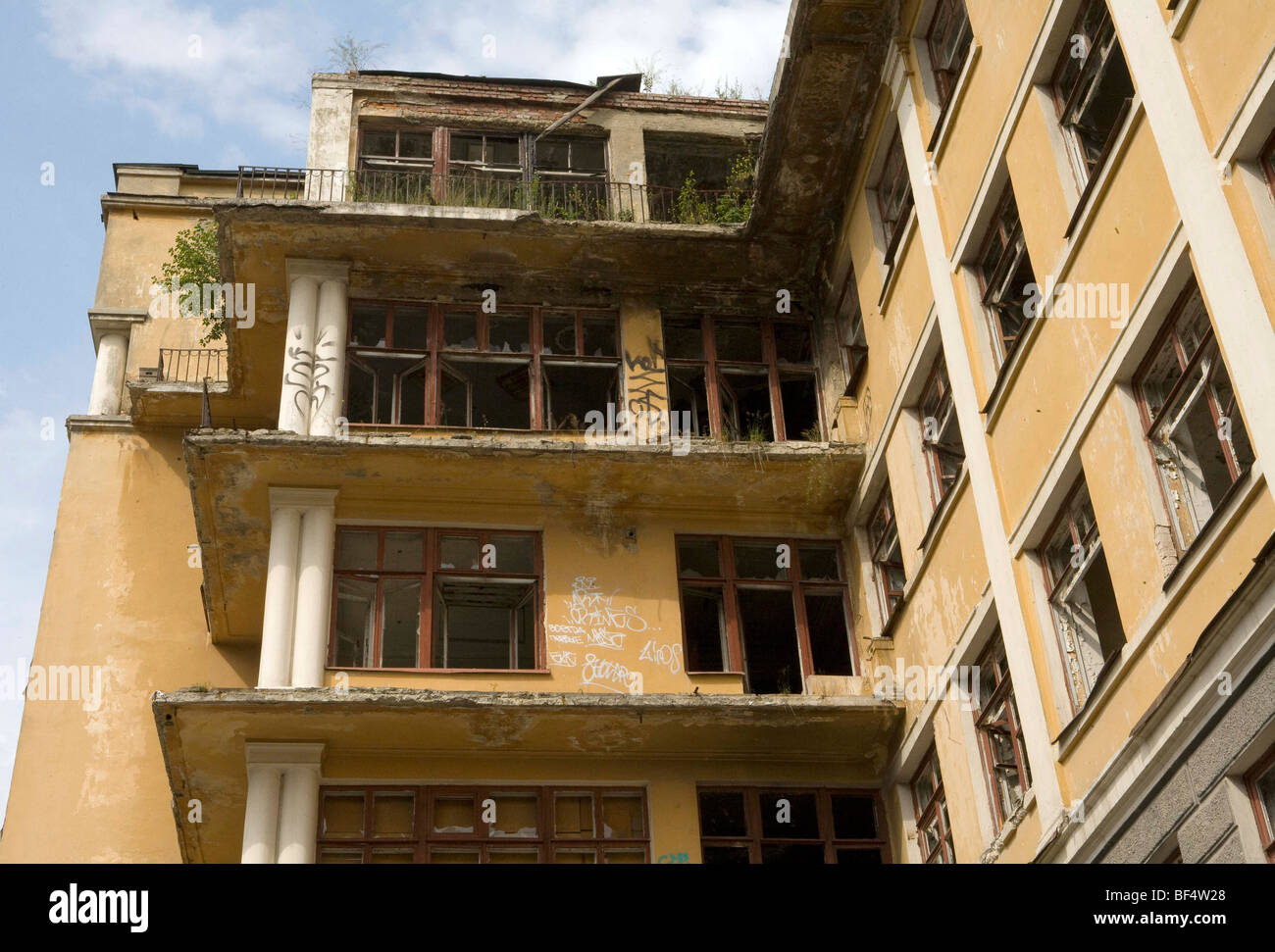 Ospedale costruito originariamente per NKVD, in seguito chiamato centrale Ospedale Clinico, ormai abbandonato, Ekaterinburg, Russia Foto Stock