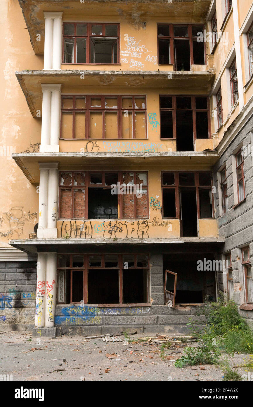 Ospedale costruito originariamente per NKVD, in seguito chiamato centrale Ospedale Clinico, ormai abbandonato, Ekaterinburg, Russia Foto Stock