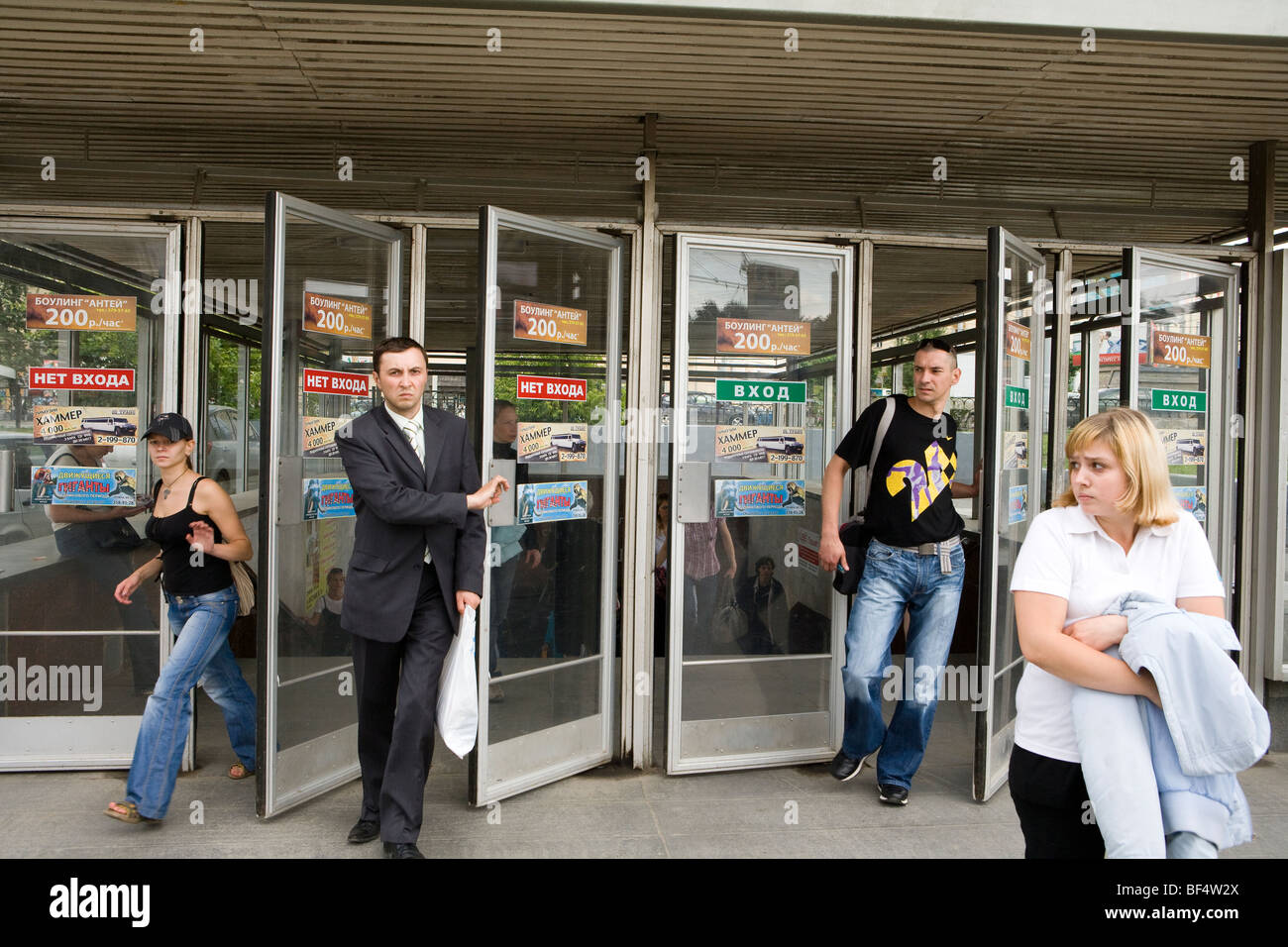 Pendolari uscendo dalla stazione della metropolitana di Ekaterinburg in Russia Foto Stock