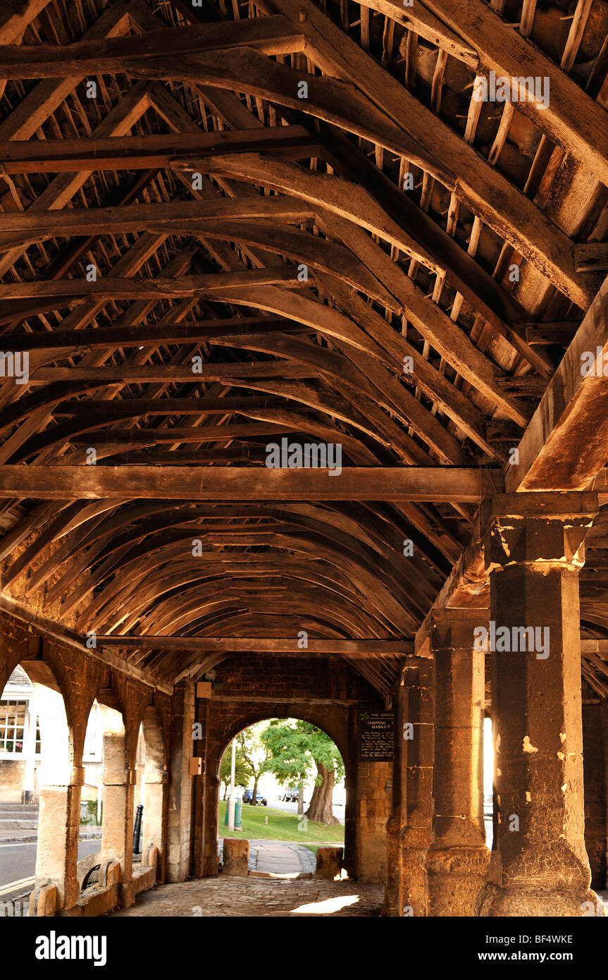 Il vecchio mercato coperto con un tetto di legno, 1627, High Street, Chipping Campden, Gloucestershire, England, Regno Unito, Europa Foto Stock