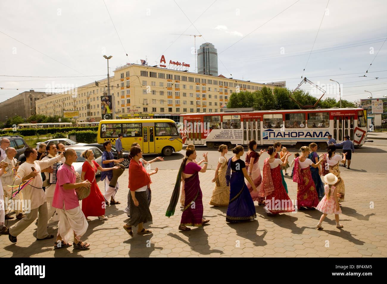 Hare Krishna discepoli balli in piazza, Ekaterinburg, negli Urali, Russia Foto Stock