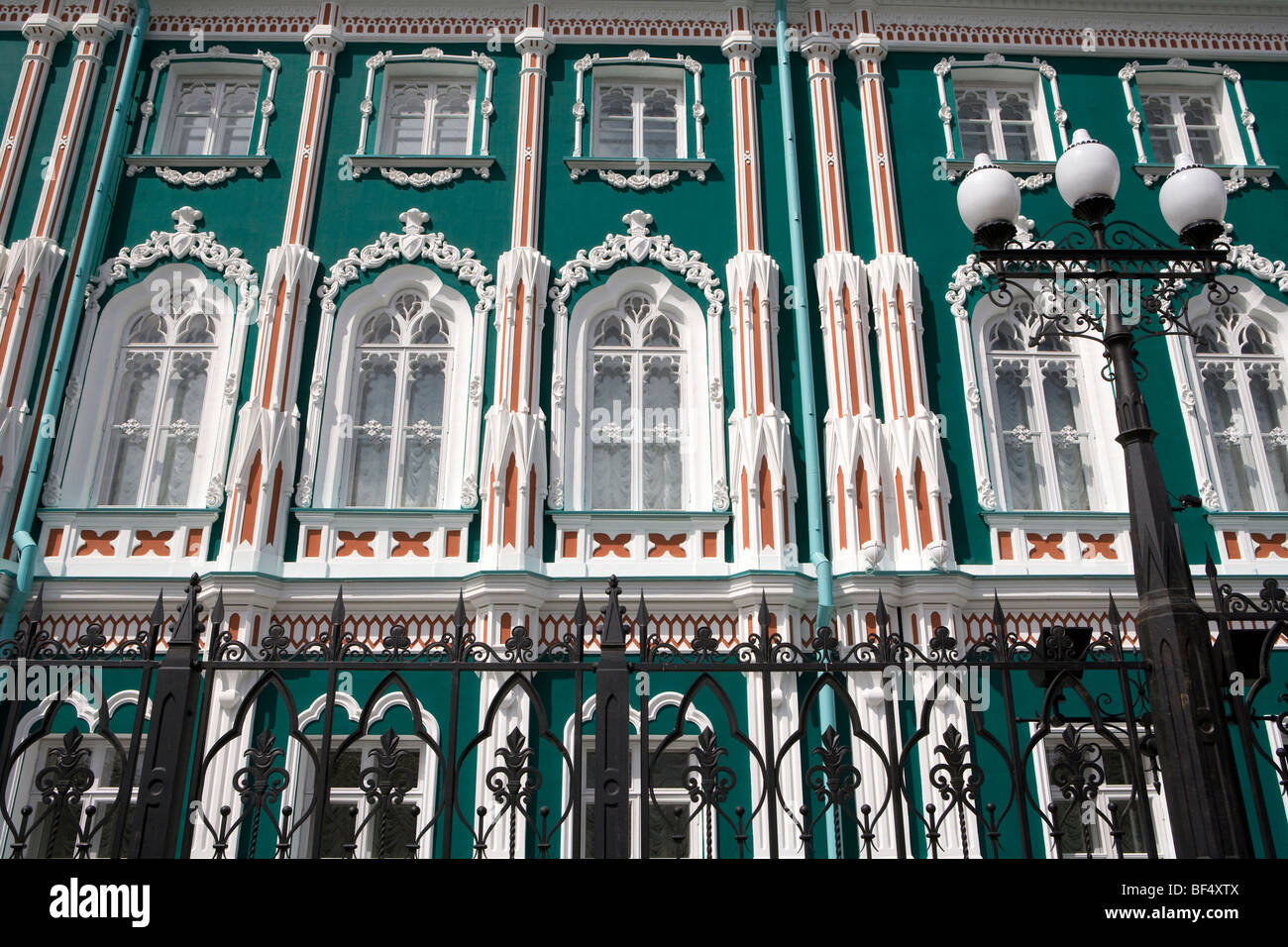 Architettura zarista, dettaglio della facciata ornata, basso angolo di visione Ekaterinburg, Russia Foto Stock