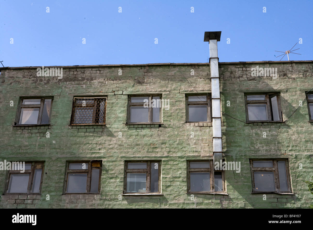 Fabbrica abbandonata costruzione della facciata verde e windows, Tagil, Urali, Russia Foto Stock