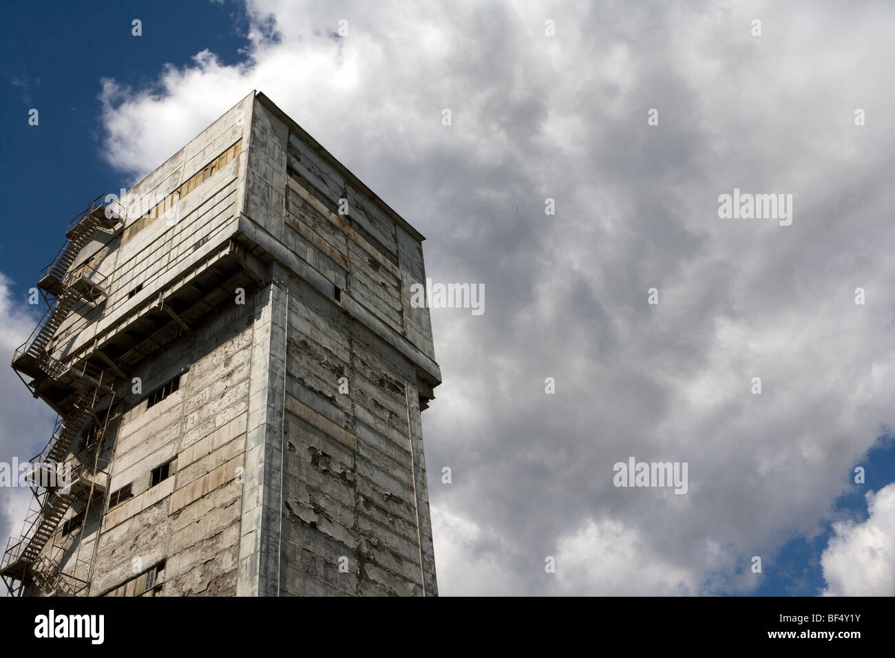 Imponente torre industriale struttura della fabbrica, Russia Foto Stock