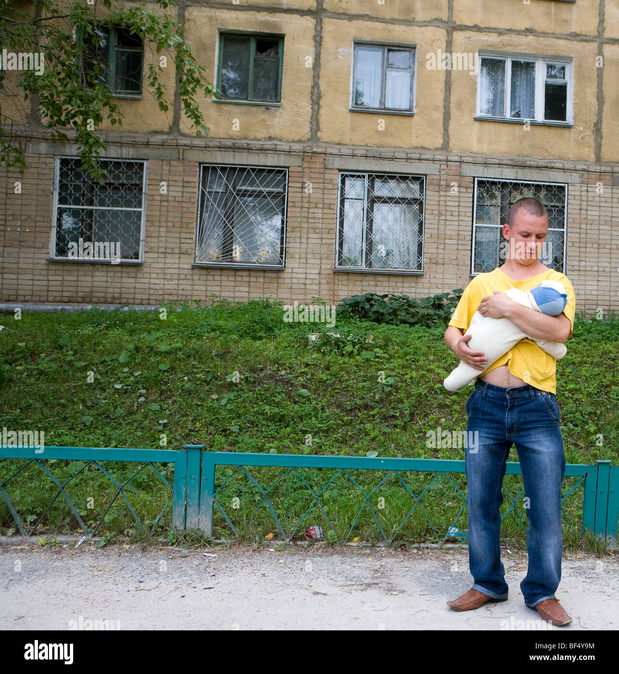 Uomo russo con il bambino sul marciapiede, Urali, Russia Foto Stock