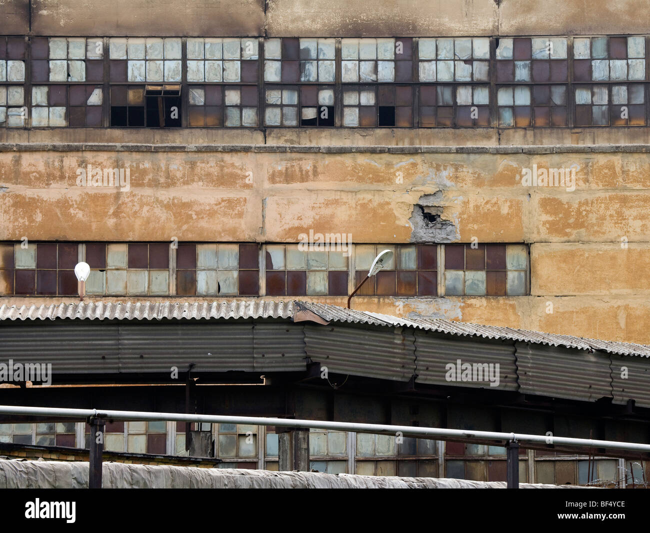 La facciata mostra finestre di fabbrica abbandonata in città industriale di Tagil, Ural, Russia Foto Stock