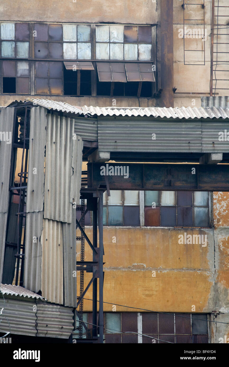 La facciata mostra finestre di fabbrica abbandonata in città industriale di Tagil, Ural, Russia Foto Stock