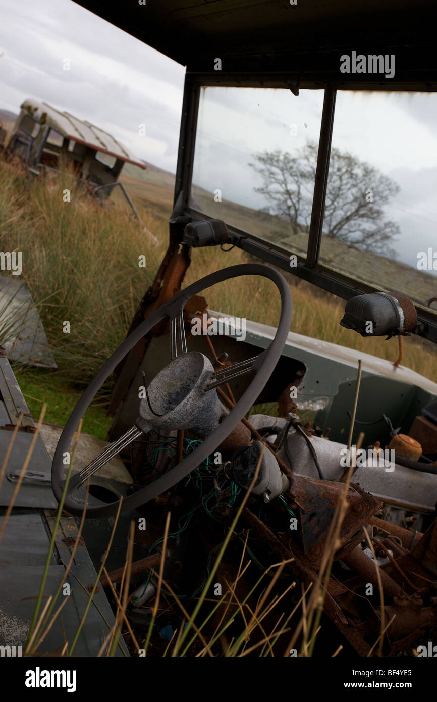 Vecchio LANDROVERS arrugginimento lontano vicino ad una fattoria in SWALEDALE uk. Foto Stock