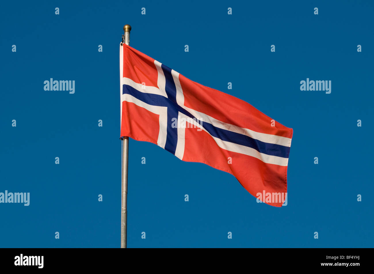 Bandiera norvegese contro un cielo blu Foto Stock