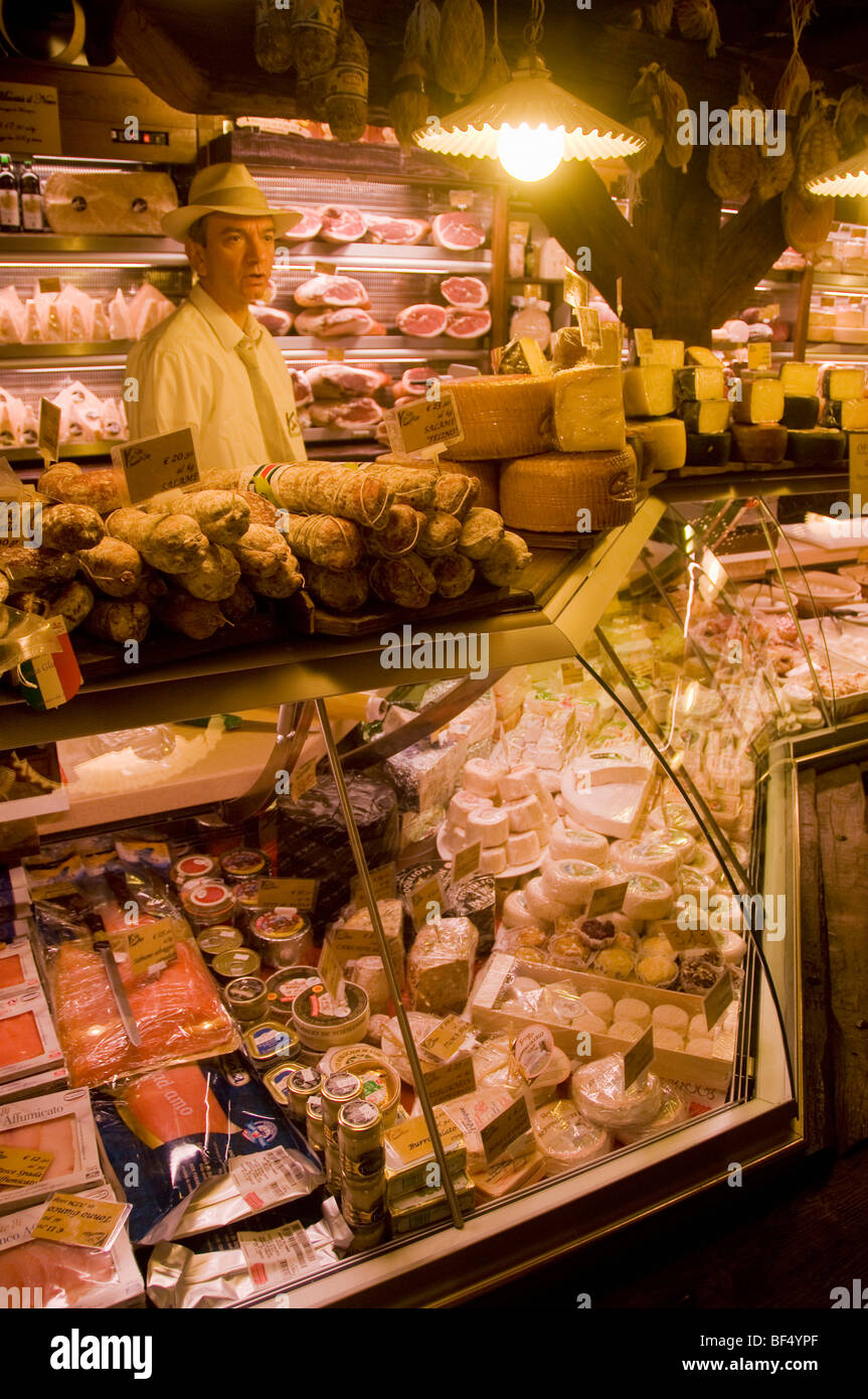 Salumi e formaggi Mercato, piazza Maggiore, Bologna, Italia Foto Stock