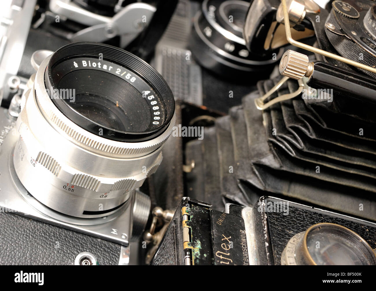 Raccolta di vecchie macchine fotografiche Foto Stock