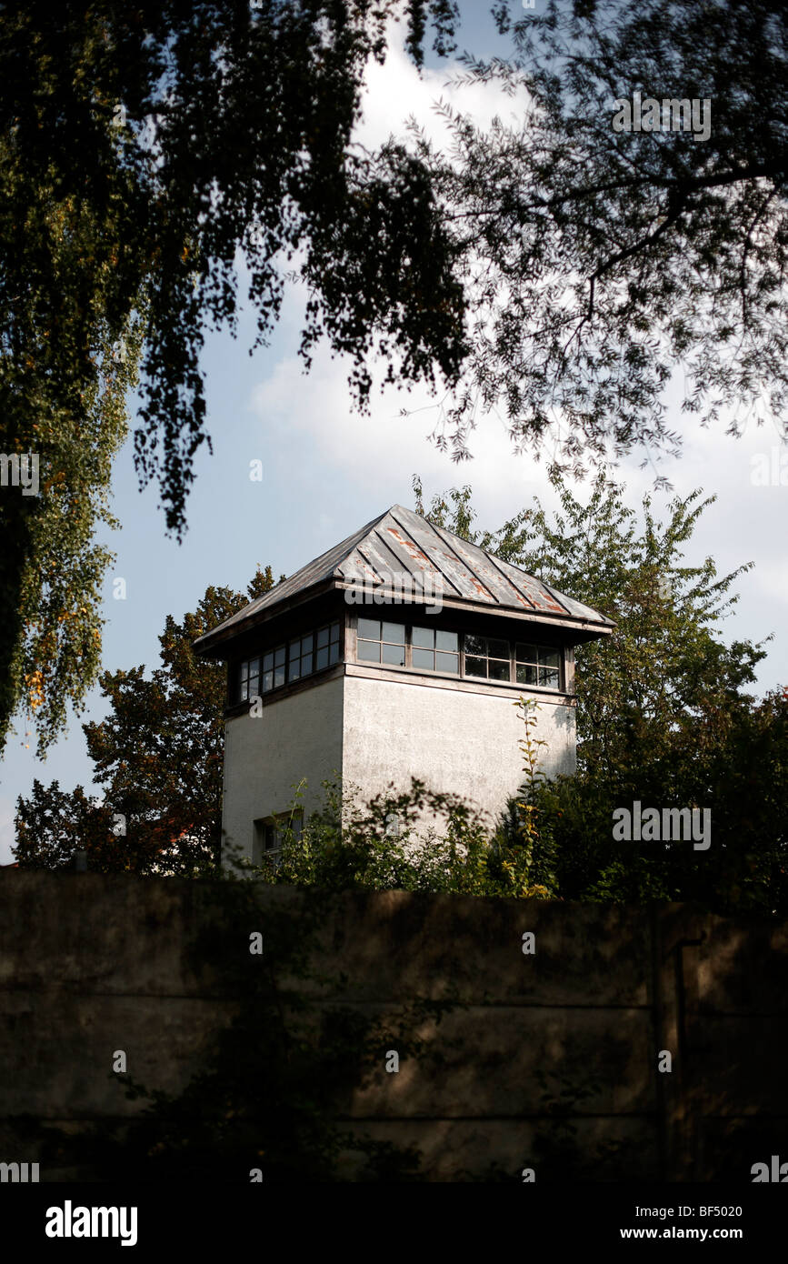 Un ex torre di guardia a bordo del composto presso il memoriale del campo di concentramento di Dachau in Germania Foto Stock