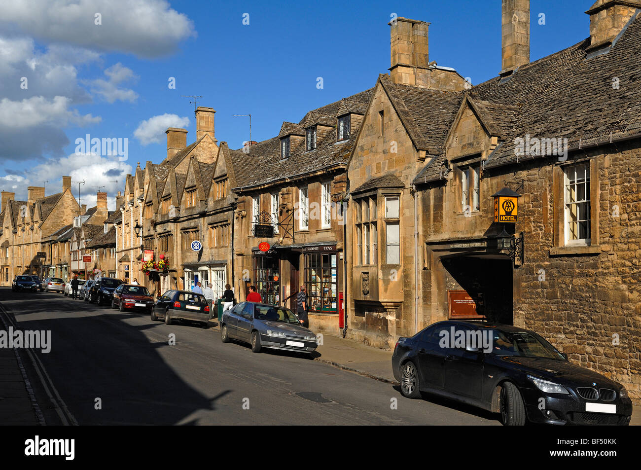 Case tipiche per i Cotswolds, High Street, 1700, Chipping Campden, Gloucestershire, England, Regno Unito, Europa Foto Stock