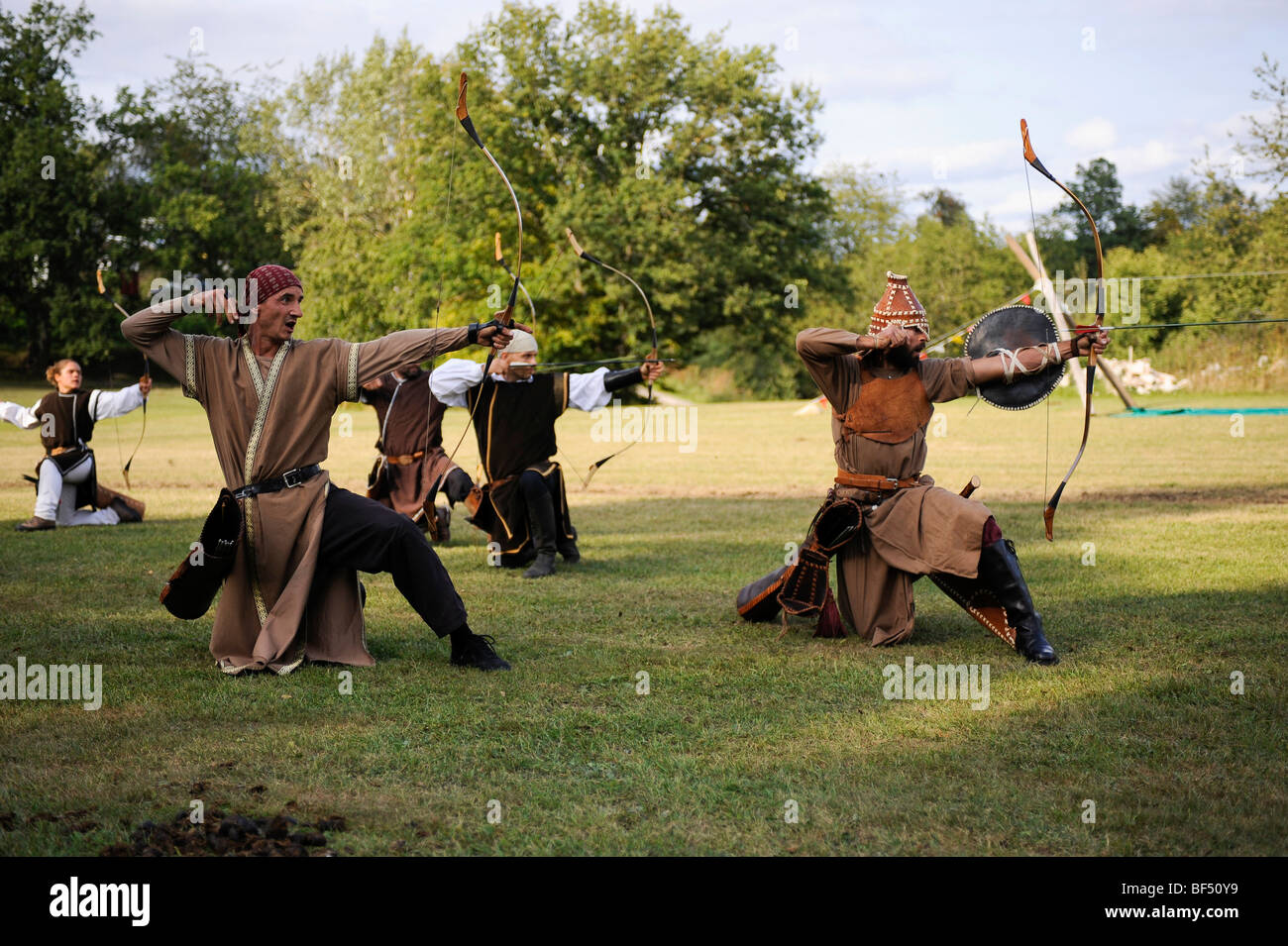 Arcieri dimostrando tradizionali tecniche di combattimento con arco e frecce per il pubblico, aprire Eocha campionato europeo 09, Foto Stock
