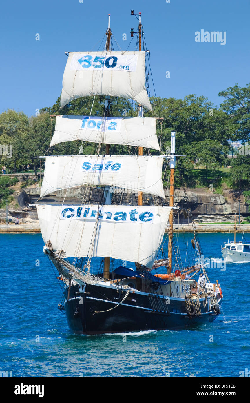 Tall Ship con i banner di promozione di una coscienza ambientale evento. Fai clic per i dettagli completi. Foto Stock