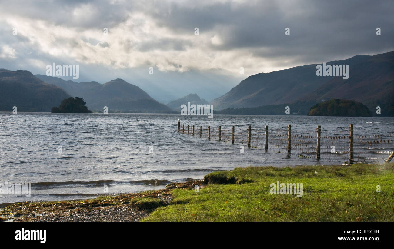 Nuvole sopra di raccolta Derwentwater. Foto scattata da vicino a frate la rupe, Keswick. Foto Stock