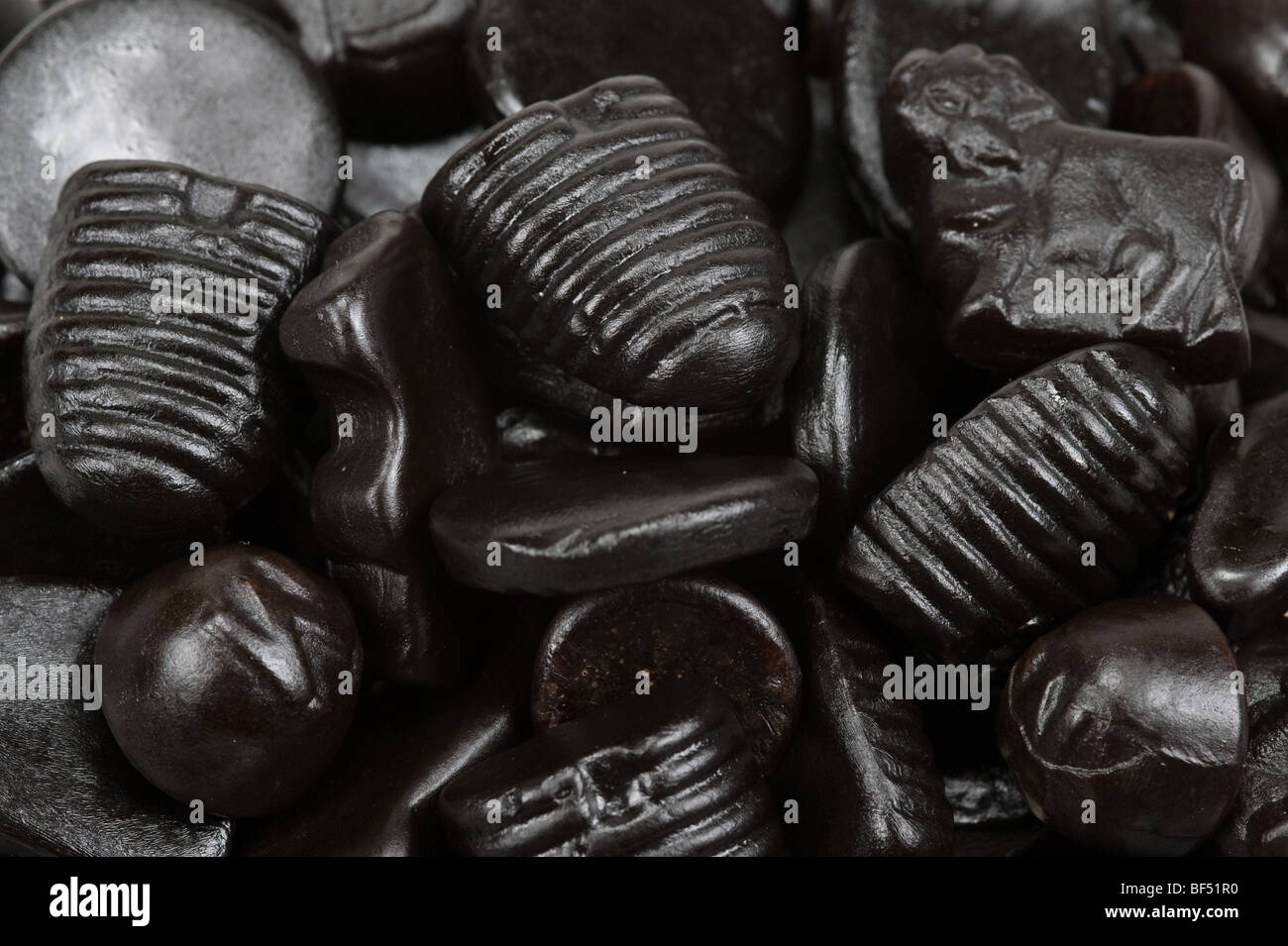 Tipico olandese caramella di liquirizia sullo sfondo Foto Stock