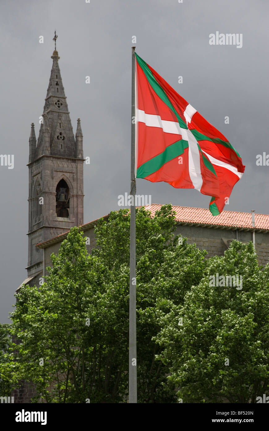 Chiesa di Mundaka, Vizkaya, e la bandiera basca Foto Stock