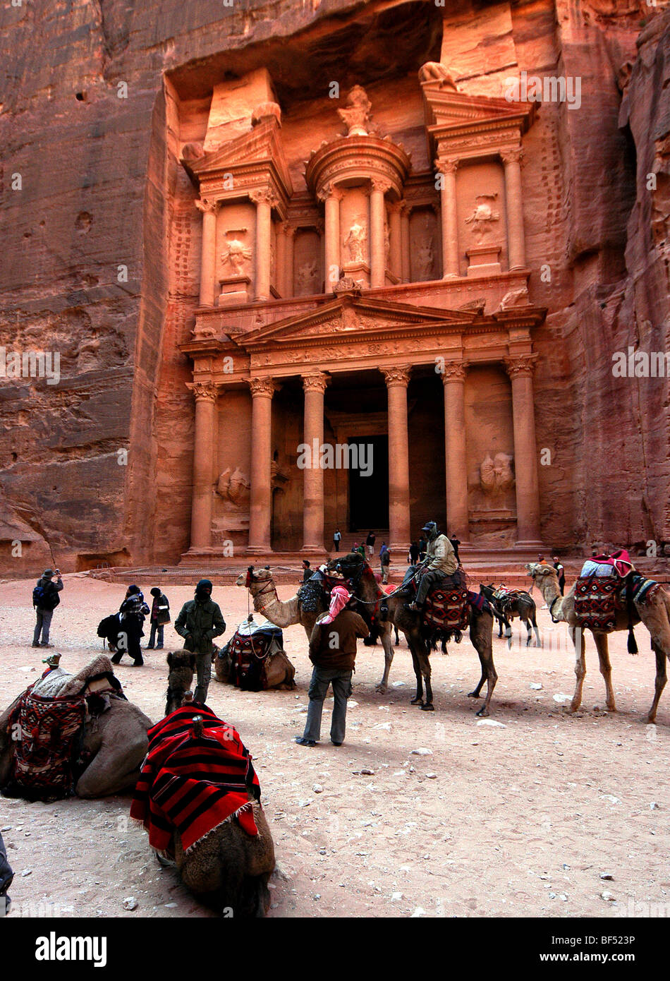 I beduini con i loro cammelli attendere per i turisti di ritorno dalla visita del Tesoro, il più famoso dei monumenti di Petra. Foto Stock