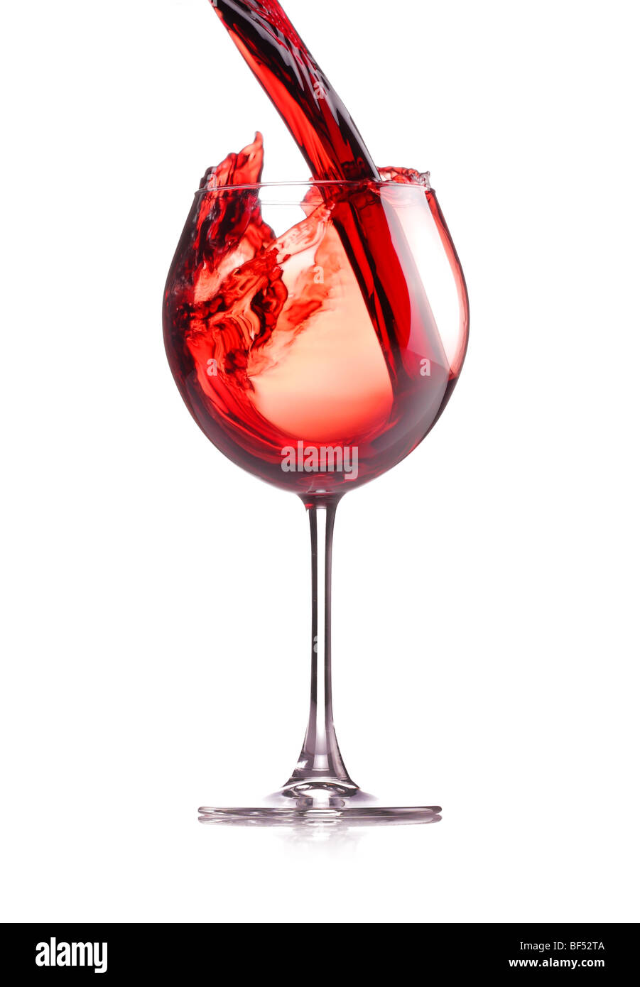Vino rosso spruzzi in un vetro, isolato su bianco Foto Stock