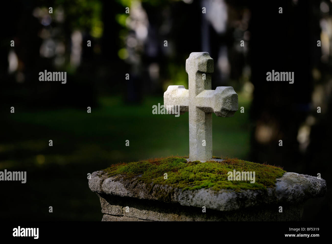 Croce di pietra in un cimitero, Monaco di Baviera, Germania, Europa Foto Stock