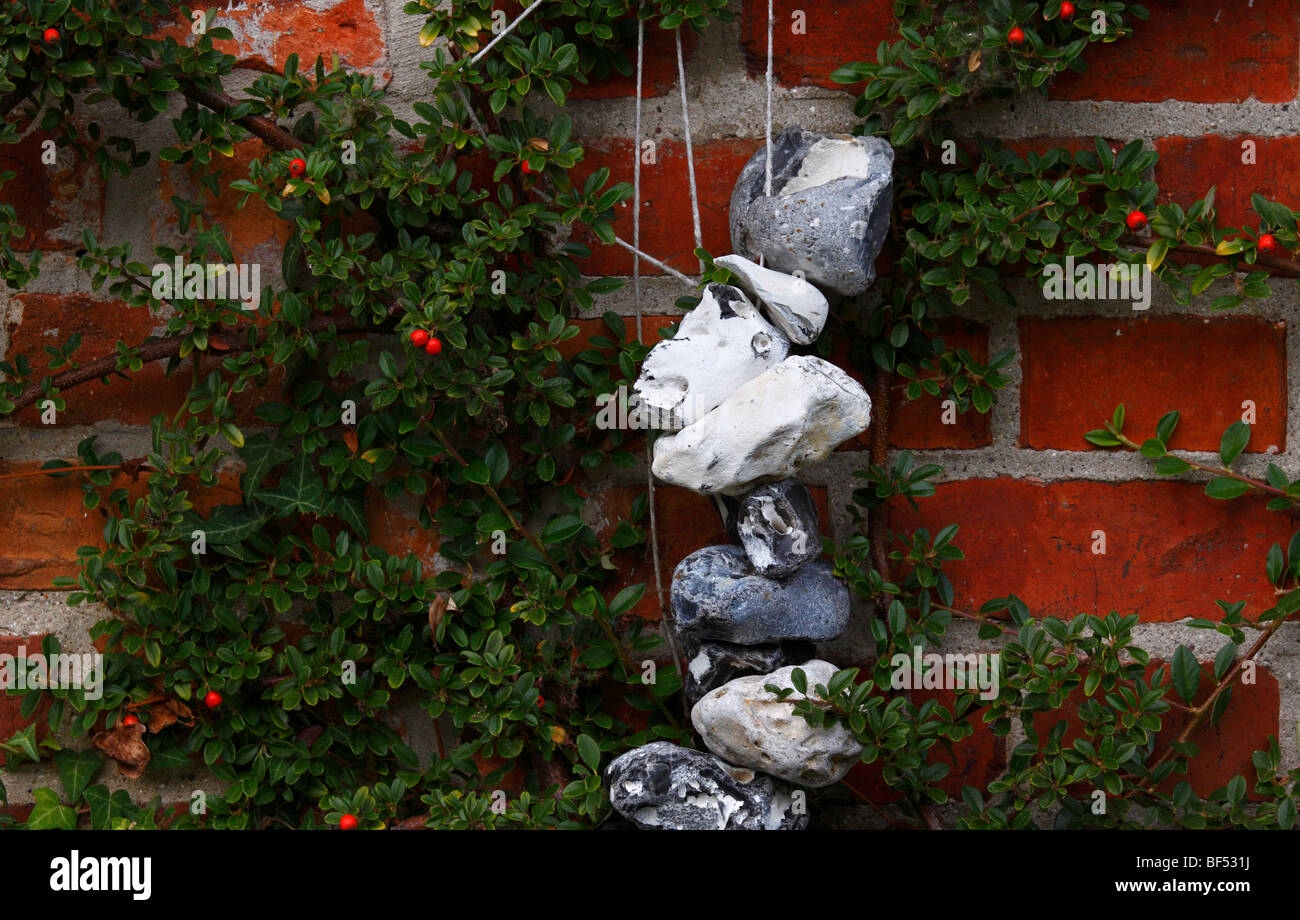 Il sommatore pietra contro il muro di una casa e il mare-frangola Foto Stock