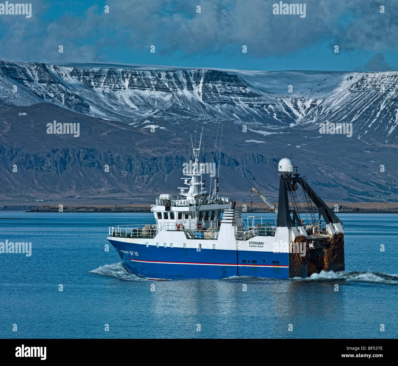 La pesca a strascico con Mt Esja in background, porto di Reykjavik, Islanda Foto Stock