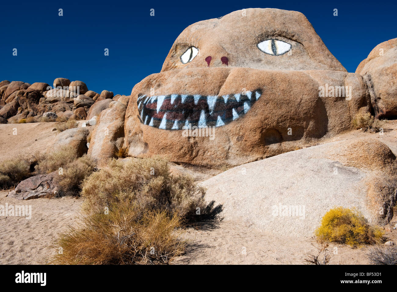 Un dipinto 'rock monster' vicino a California's Alabama Hills. Foto Stock