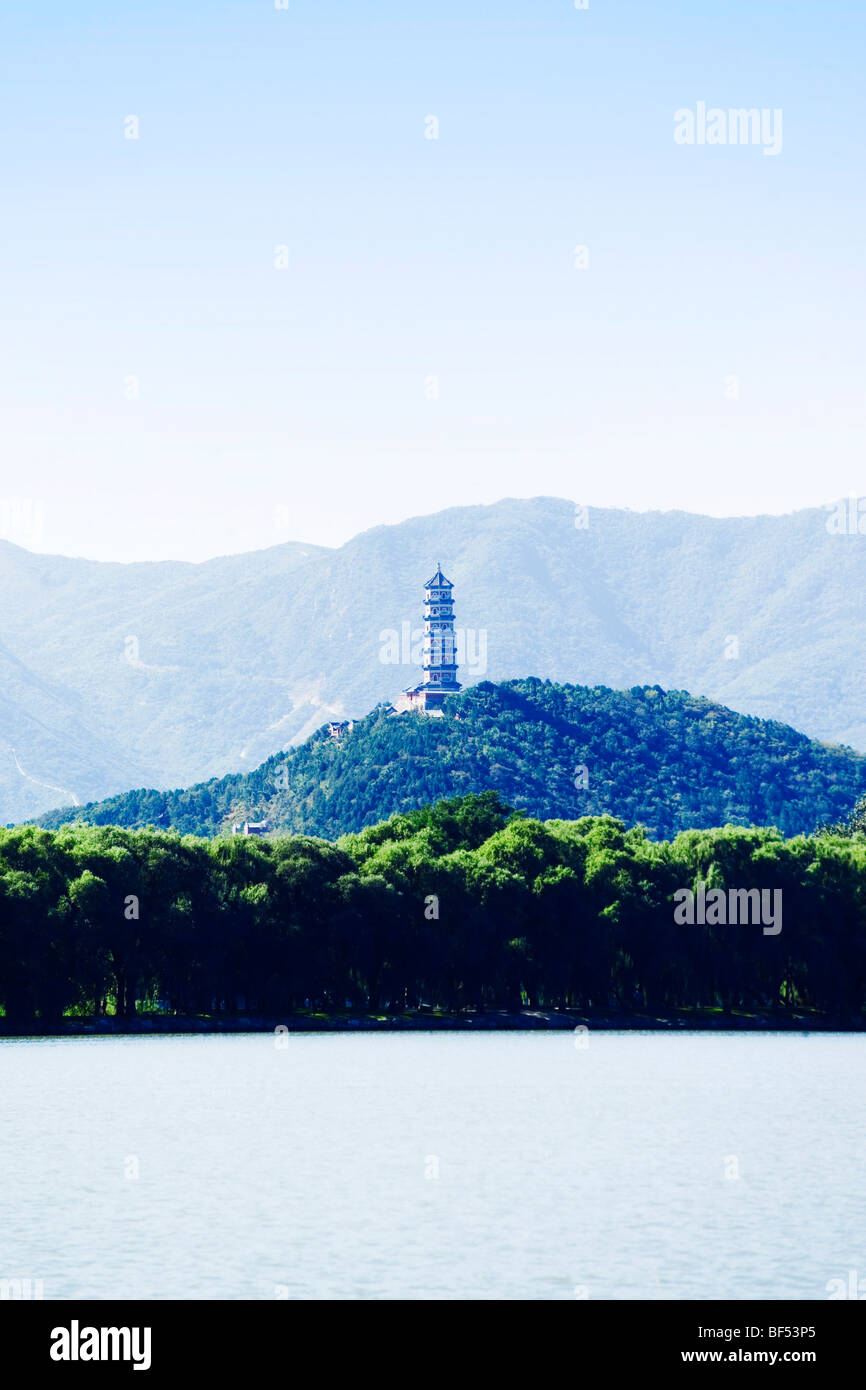 Vista sul Lago Kunming verso Yu Quan Hill con Yu Feng Pagoda, Palazzo d'Estate a Pechino, Cina Foto Stock