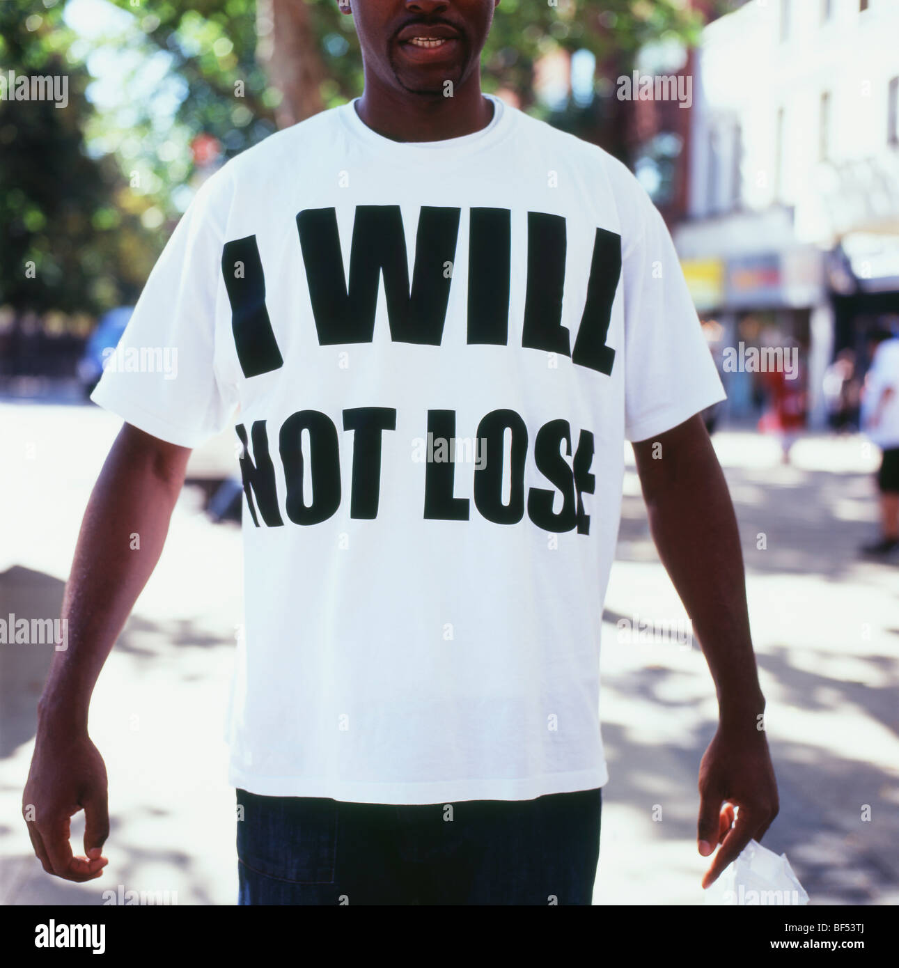 Un uomo che indossa una maglietta con il testo 'Non perderò' Stratford, Londra Inghilterra KATHY DEWITT Foto Stock