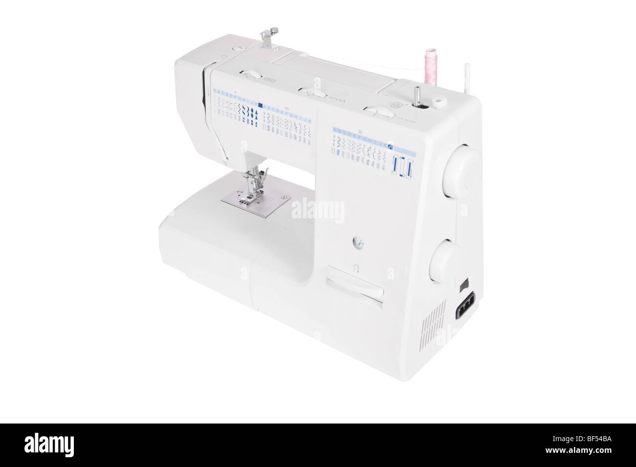 Elettrica moderna macchina da cucire isolati su sfondo bianco Foto Stock