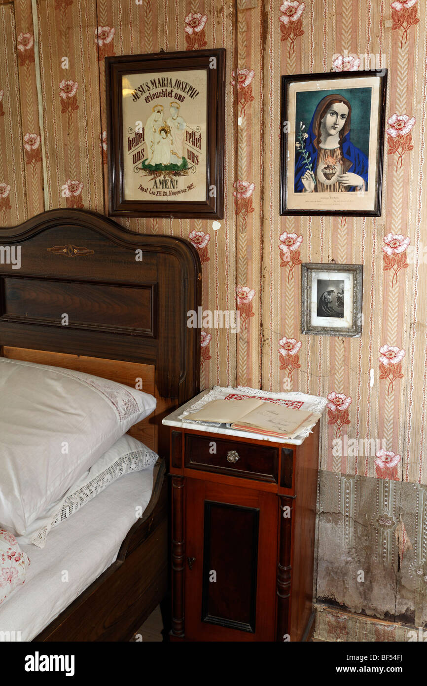 Agricoltore e la camera da letto, letto matrimoniale, comodino, le immagini dei santi sulla parete, Haus Haeusing house, azienda dal 1734, Wolfegg agriturismo mus Foto Stock