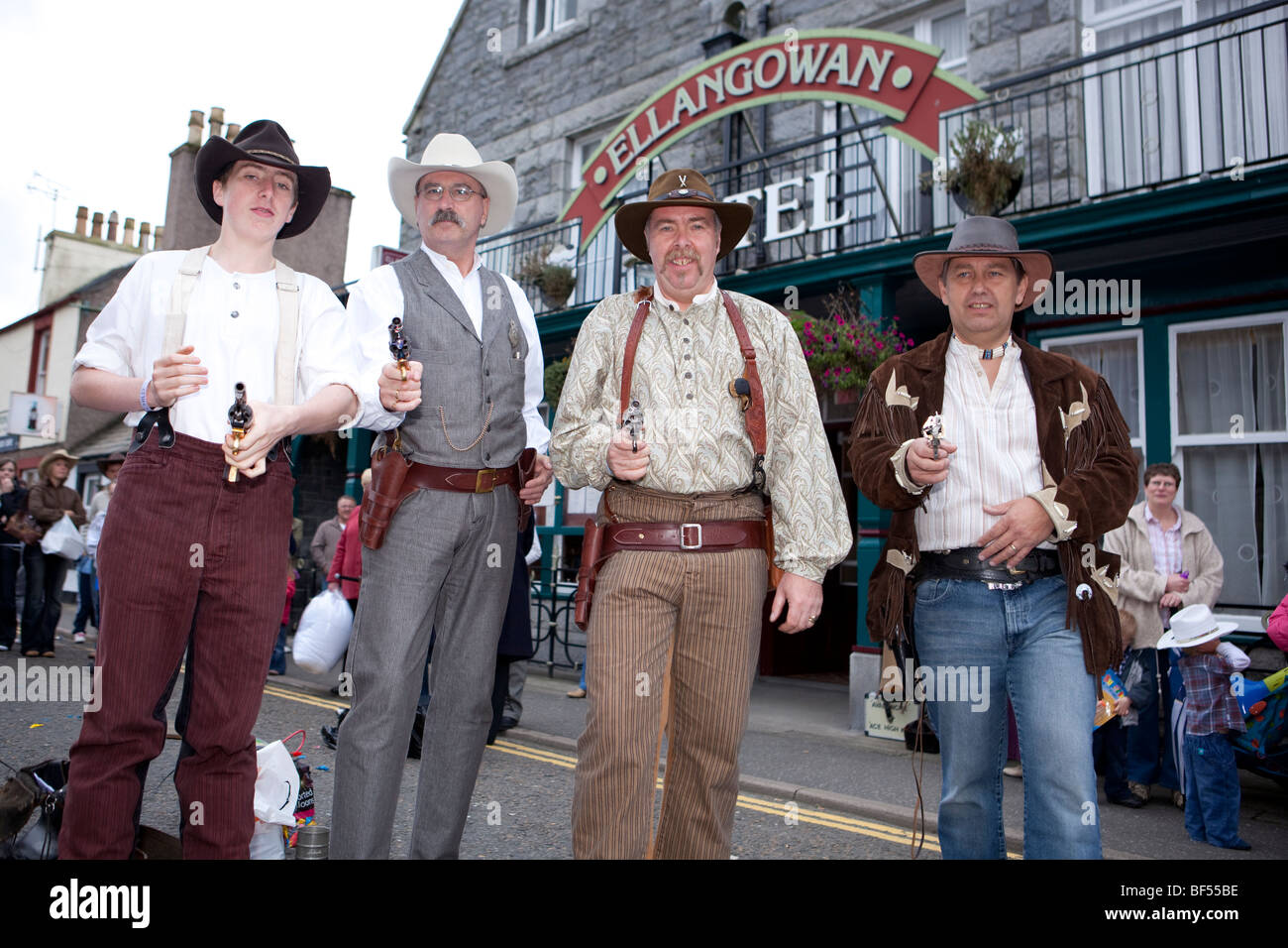 Creetown Festival della Musica Country, cowboy competere nel disegnare più veloce della concorrenza Foto Stock