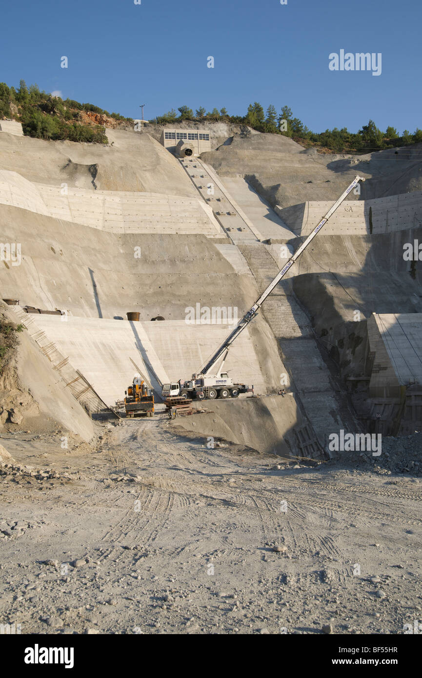 La costruzione di una diga sul fiume Dim, sui monti Taurus, Turchia Foto Stock