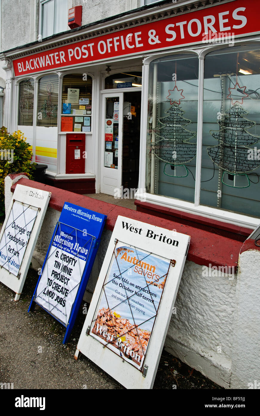 Pubblicità sui giornali al di fuori del villaggio post offfice a blackwater vicino a Truro in Cornovaglia, Regno Unito Foto Stock