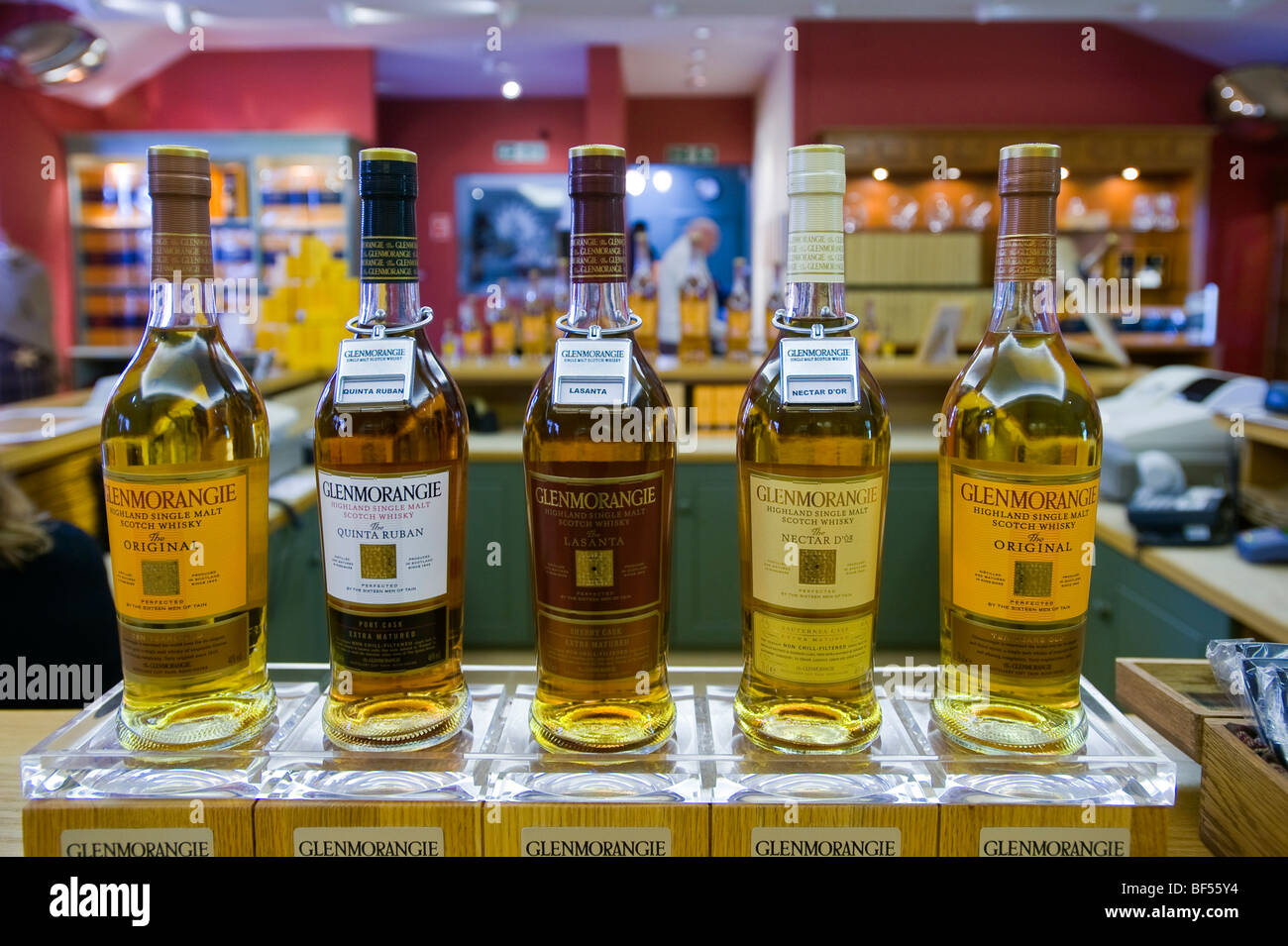 Bottiglie di whisky, Glenmorangie, distilleria di whisky, Tain Scozia, Regno Unito, Europa Foto Stock