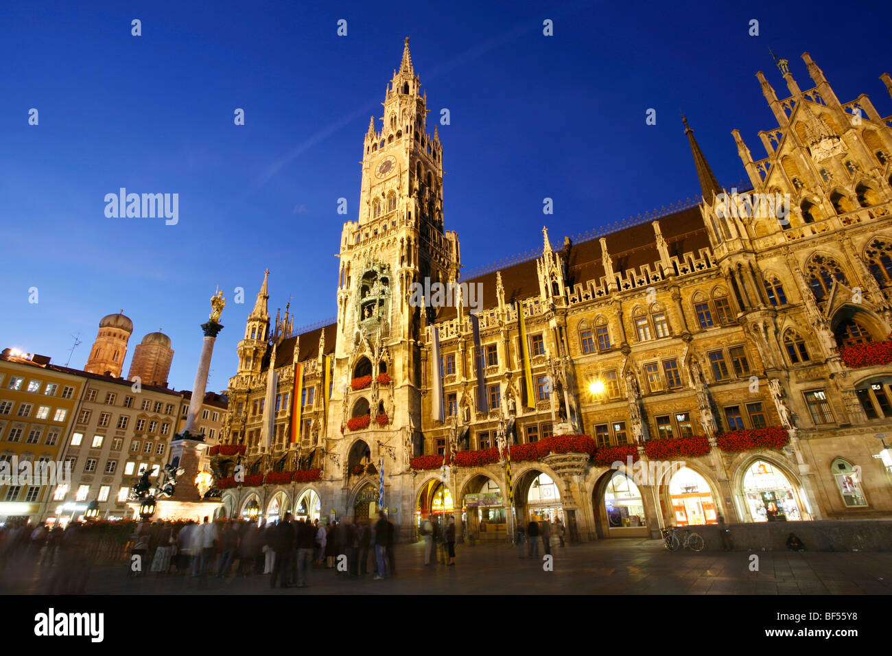 Nuovo Municipio e Marienplatz o la piazza di Maria di notte, Monaco di Baviera, Germania, Europa Foto Stock