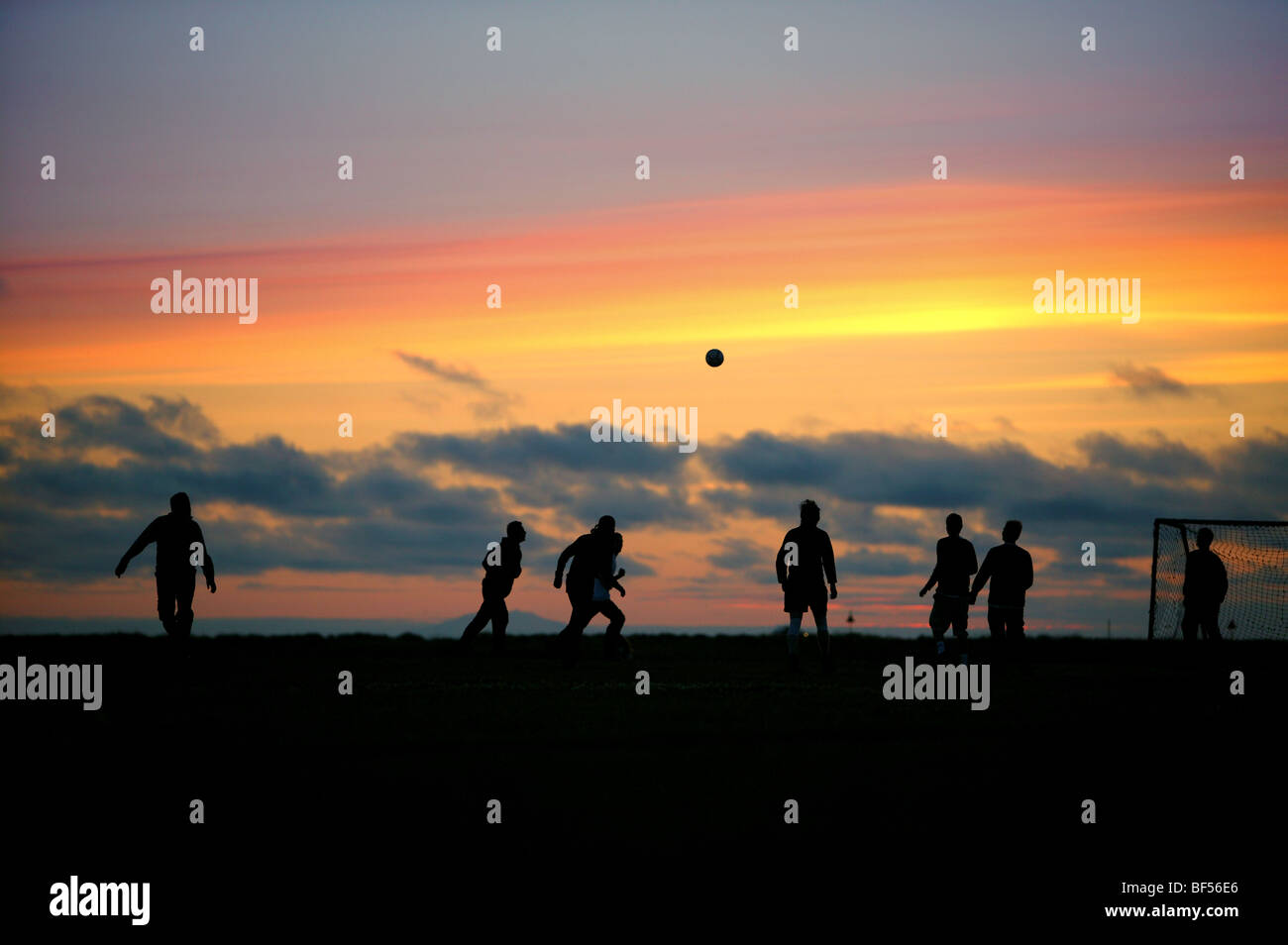Giocare a calcio sotto il sole di mezzanotte, Reykjavik Islanda Foto Stock